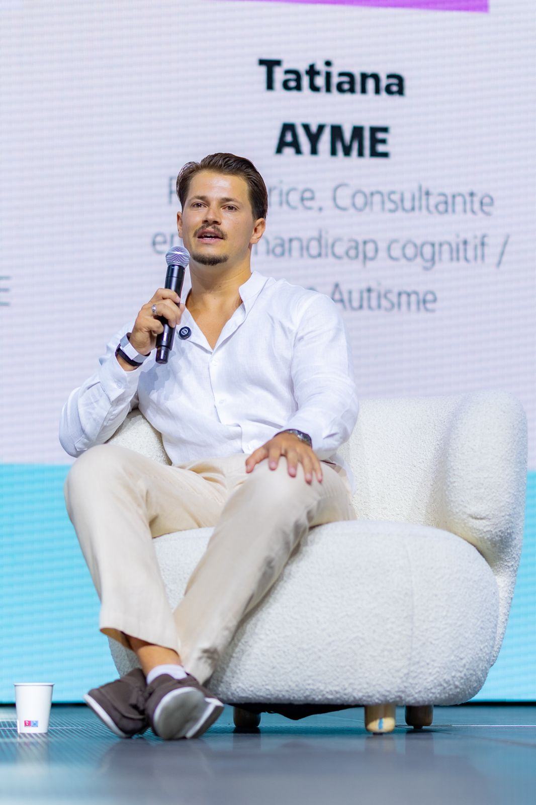 Oscar Langley au micro pendant la table ronde du festival UNIQUES
