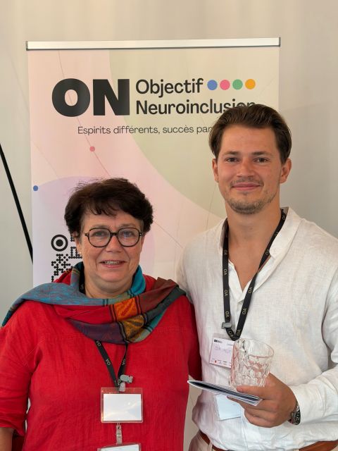 Oscar Langley au premier anniversaire d'Objectif Neuroinclusion, devant la bannière « Esprits différents, succès partagé »