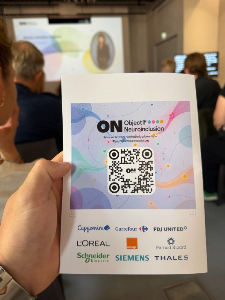 Guide papier Objectif Neuroinclusion, avec le lien vers objectifneuroinclusion.org et les logos des neuf entreprises membres